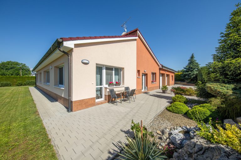 RODINNÝ DŮM S VNITŘNÍM BAZÉNEM, 359 m², KOBĚŘICE
