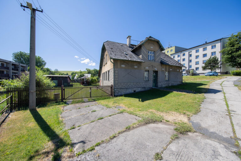 RODINNÝ DŮM K REKONSTRUKCI, 5+1, 159 m² + 699 m² POZEMEK, LIPOVÁ – DVORCE